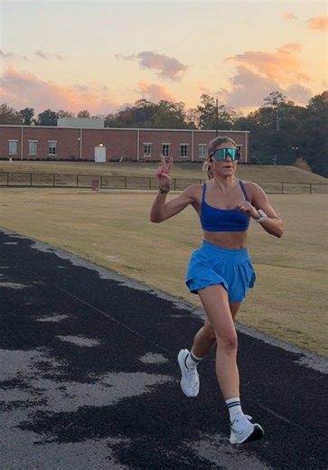 Speed workout that got me saying… who even am I..?? 😭💨 best pace I’ve held for over 7 miles since starting running again 🏃🏼‍♀️💪🏼 huge thank you to my coach Jeff Cunningham for the push 🙌🏼✨ #tinysmidlifecrisis #speedwork #runner #halfmarathontraining #run