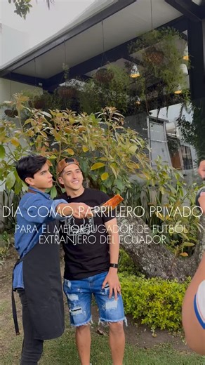 Pedro Fabara on Instagram: "Así fue mi día como parrillero privado para el mejor jugador de futbol extranjero del Ecuador ⚽️🇨🇱🥩 Junto con el futbolista de Liga de Quito hicimos unos salmones chilenos 🍣, picañas porcionadas y ojo de bife @certifiedangusbeef_esp 🥩 Compartir parrilla con @fcornejo8 en @datudeli_ec para nuestro podcast @bapasarlabien fue un sueño hecho realidad para mí 🙌 🥩 Crees que Feñi debería ser convocado a la Selección de 