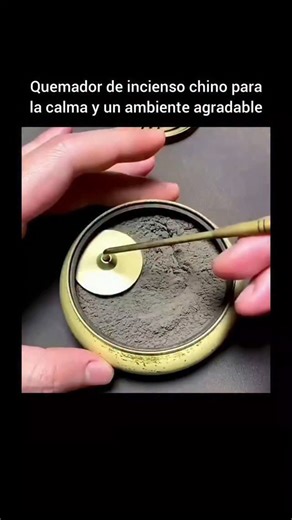🧠🤓¿Sabías Qué?🤓🧠 on Instagram: "🧠🤓¿Sabías Qué?🤓🧠 🏺 ¿Qué es? Un recipiente, normalmente de cerámica, bronce o hierro, diseñado para contener el incienso mientras arde de manera segura y uniforme. Suele tener una tapa con orificios para que el humo salga en forma decorativa. --- 🎎 Significado cultural En la tradición china, el incienso se usa para: Meditación y relajación. Rituales espirituales y ofrendas. Purificar el ambiente. Atraer buenas energías y armonía. Un quemador no es solo un