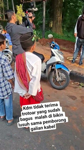 Kdm tidak terima trotoar yang sudah bagus malah di bikin lusuh sama pemborong galian kabel