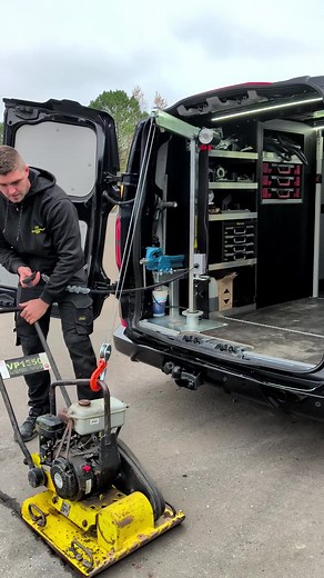 1.4M views · 8K reactions | Sammenklappelig Knap On Kran – stærk og pladsbesparende Den vejer kun 20 kg, men løfter op til 220 kg. Kranen fylder minimalt i bilen, så der stadig er plads til reoler og materialer og den er klar til brug på få sekunder. Den passer i alle bundplader og kan nemt flyttes mellem bil, trailer eller værksted uden værktøj.  Vil du høre mere? Ring til os på +45 98 66 92 69 | Asp produktudvikling A/S | Facebook