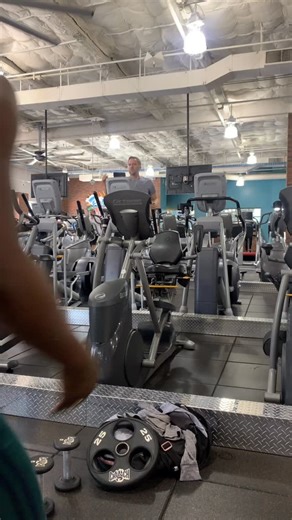 CaShawn Sims | Rapper | CPT Celebrity Trainer | STROKE SURVIVOR on Instagram: "Upper body with @bodybycookie"