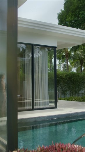 🌴✨ HT Travel 精選飯店推薦 #4 ✨🌴 延續我們的【越南必住度假村】企劃，這次我們將目光投向位於金蘭灣的奢華渡假村—— 🏖 JW Marriott Resort & Spa Nha Trang 位於越南坎海南部的 Bãi Dài 沙灘，這片天然未受污染的海岸線為度假村增添了無限魅力。💙 ✨ 獨特建築設計 JW Marriott Resort & Spa 的建築靈感來自於越南的查姆文化和五行哲學，設計優雅、獨特，將自然與人文相融合，讓每一位旅客都能在這裡找到放鬆與再生的力量。 🏊‍♂️ 超豪華設施 度假村擁有 3 座室外游泳池，包括兒童泳池與免費懶人河。 私人沙灘：專屬沙灘提供躺椅、陽傘，並且有各種沙灘活動，如海灘瑜伽等，讓您沉浸於大海與陽光的懷抱中。 7間餐廳與酒吧：從國際美食到越南當地特色料理，還有新鮮的海鮮與創意雞尾酒，滿足您各種味蕾需求。 🍽 頂級美食體驗 從世界各地的經典菜色到當地特色，無論是早餐、午餐或晚餐，您都能在這裡品味到無與倫比的美味。 每一間餐廳的設計都能讓您享受絕佳的海景，餐桌上的美食與大自然的美景交織，讓每一頓飯都成為難忘的享受。 💆‍♀