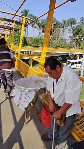 Ayudamos al Sr. Jesús, vendedor de volovanes en Plaza Áméricas