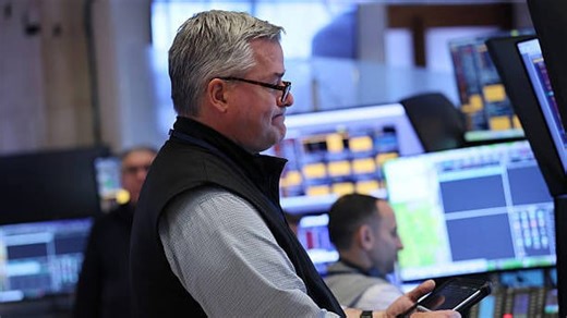 Stocks Plunge Amid US Recession Fears