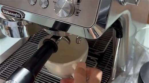 德龙半自动咖啡机Espresso 300，操作简单出粉均匀，家用商用皆宜，一键清洗不费力，清晨一杯香浓咖啡，开启活力一天。