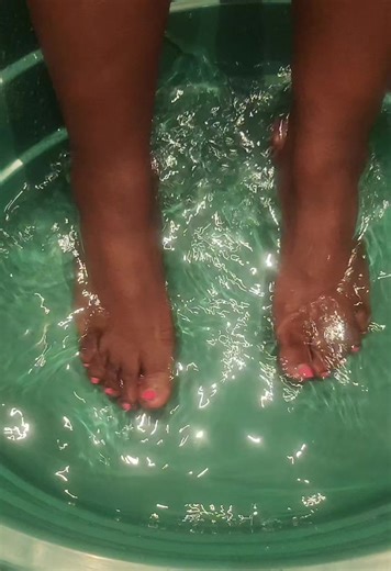 Soft Feet Remedy with Brown Vinegar and Sea Salt