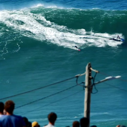 Surfando uma onda gigante na Nazaré 🏄🏽‍♂️ #gigantesdenazare #gigantesdenazaré #gigantesdenazarenotiktok