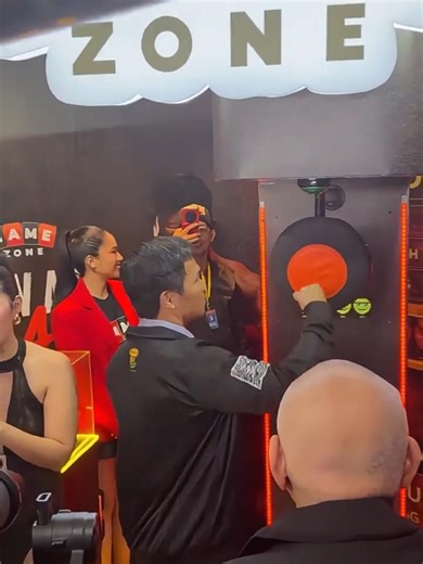 Manny Pacquiao Shows How Champions Train (Quick Demo!)