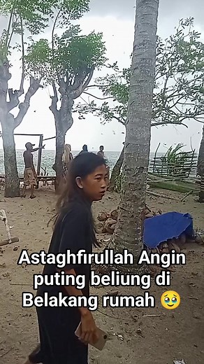 2.2K views · 31K reactions | Astaghfirullah Hampir hancurrr rumah ku,, gara² angin puting beliung. Untung suamiku cepat liat , itupun so dekat sekali 凉,. Masih bersyukur ada mertua yang gercep dia tiup ba kasi bubar itu angin dengan izin Allah.. Kalau tidak rumah ku , rumah nya ipar hancur ksian #anginputingbeliung | Inchi Inchi | Facebook