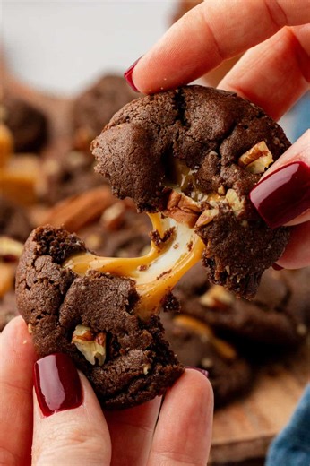 Comment RECIPE and I’ll send it straight to your DMs! 📩👇 These chocolate turtle cookies are soft, chocolatey, and stuffed with gooey caramel and toasted pecans—easy and irresistible 🍫🍪🥜 Or get the recipe instantly here 👉: https://www.bostongirlbakes.com/chocolate-turtle-cookies/ | Boston Girl Bakes