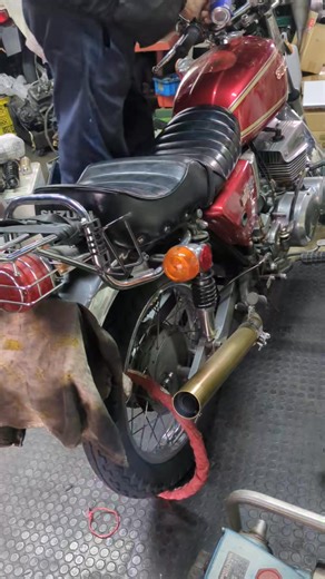 綺麗なSUZUKI / GT-380の真鍮管集合は珍しい私も初めて見た スイングアームはアルミ製でフロントダブルディスク化 真鍮管集合はちと音が違う！ 今は無き2ストローク 煙モクモクで爆竹の様な破裂音は珍しい 排気は３ｍ後ろまで軽く飛んでくる 信号待ちで後ろに止まらない方が良い、油飛んできますぞ！ 2ストローク注意！ これ走ったら迷惑だな(^^ゞ | Hiroyuki Tsurumasu