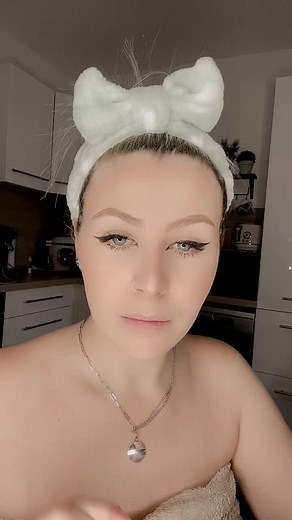 Lip Tutorial: Mastering Red Lipstick Application