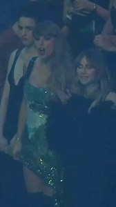 Taylor Swift dancing and singing during Katy Perry’s performance. #VMAS #TaylorSwiftVMAS #TaylorSwiftDancing | The Eras Tour Info