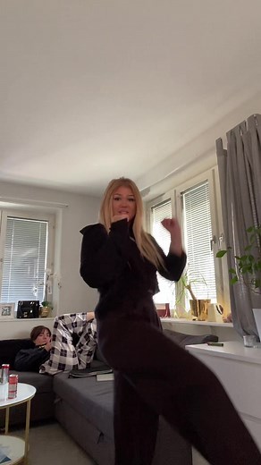 Denna dansen var ganska rolig att lära sig ändå #foryou #fyp #foryoupage #foryourpage #sweden #rzxr #makeup #ryzbca #dans #dance #happy #friendship