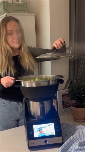 Katrine Stenhjem✨ on Instagram: "Annonse💖 @panettinorge Med PrimoChef går matlagingen lett som en lek på kjøkkenet 💖 Dette multifunksjonelle kjøkkenapparatet gjør hverdagen lettere og du trenger ikke mange kjøkkenapparater som tidligere- nå har du alt i ett apparat 💖 Den både damper, airfryer, kutter og elter for å nevne noe, og er du i tvil om hva du vil lage så finner du 100-vis av oppskrifter på touch screen 💖 Jeg holder fortsatt på å teste og denne uken har jeg dampet grønnsaker, og det 