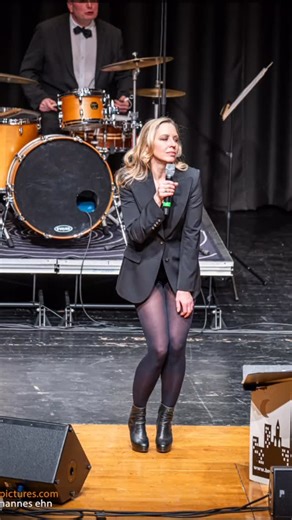 Nina Proll on Instagram: "Hit the road,Jack! Mit @gerhard_aflenzer und seiner Broadway Big Band & @auer.werner Danke @johannes.ehn für die coolen Pics!"