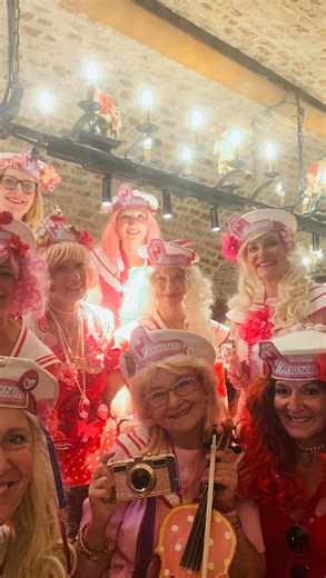 Was macht eine Brause vor dem Auftritt? Richtig 👍 – sie läuft sich warm, schüttelt die Wellen 👩‍🦱 aus den Haaren und ruft ein kräftiges Ahoi ⚓️🚢🩷! Volle Fahrt voraus in Richtung Bühne … #diebrausen #köln #shantychor #ahoi #südstadt #vollefahrtvoraus #abaufdiebühne #frauenpower💪 | Die Brausen