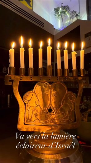 E. David BENAYM on Instagram: "🕎 “FAIS PLUS CLAIRE LA LUMIÈRE” En ce huitième soir de ‘Hanoucca, je reste fidèle à cette devise, issue du chant fédéral des Éclaireuses et Éclaireurs Israélites de France, le mouvement scout qui m’a vu grandir et me construire, qui m’a surtout appris à transmettre autant qu’à recevoir. Cette phrase oriente mon état d’esprit dans ma vie professionnelle comme dans ma vie personnelle. Cette lumière, je la fais briller à travers une hanoukkia très particulière, que j