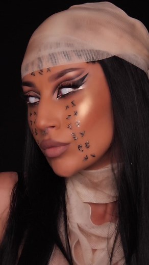 Glam Mummy Makeup Ideas with Eye Lenses and Sparkle Parts