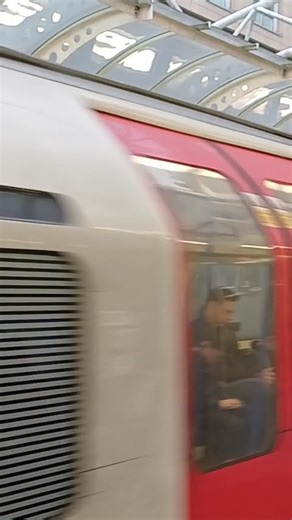 Piccadilly line arrives Hammersmith