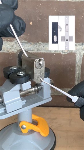 This is how the professional tool of a Locksmith works, the Cap and the locksmith educational theme flipper 🔑😱 #locksmith #tricks #hacks #diy #diyprojects | Cerrajero Key Master