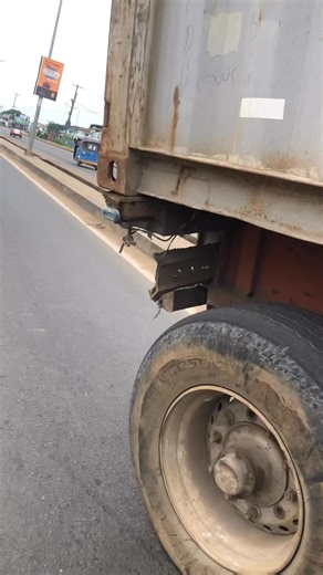 Iron factory car wash, an apprentice driving a dump truck rush in front this container truck 😳 It force the trailer driver to climb on the side walk but thank God he didn’t cross to the other line and nobody got hurt too 🙏🏿 | Geez King