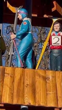 Rekonstruierte Pyramide mit neuen Figuren, wie Brigitte Roscher & DDR-Nationale Springer, Alpine..