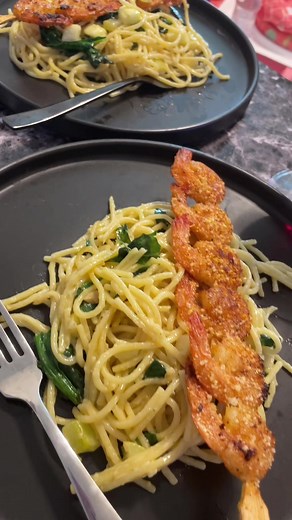 This is a meal you can make with wic ingredients : whole grain noodles,spinach,garlic,lemon, zucchini #homechef #tiktokcooking #wic #wicdinners #cheapdinner #sandiego #foodporn #foodchannel #tiktokmom #sahm Things not covered i used: shrimp,olive oil,butter,pepper,ceyanne pepper, paprika,heavy whipping cream, parmesan