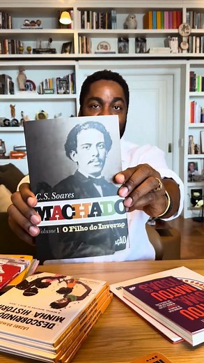 Eita, que só chegou livro bom aqui em casa! 👀 Hoje a indicação é de autores que admiro demais, e que prometem muito! Bora ler? Me indica um aí também! | Lázaro Ramos