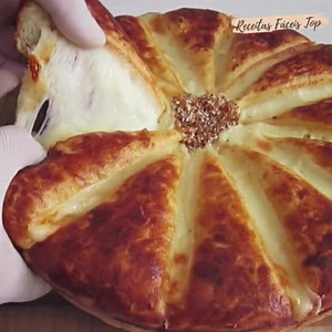 347K views · 13K reactions | Pão Recheado Mais Fácil do Mundo! Ingredientes: 200ml de água morna 200ml de leite morno 90ml de óleo 1 colher de sopa de açúcar 1 clara de ovo 1 colher de sopa de fermento biológico seco 660g de farinha de trigo 1 colher de chá de sal Recheio: 150g de queijo, pode usar o da sua preferência Salsa Para pincelar: 1 gema 1 colher de sopa de óleo 1 colher de chá de páprica Queijo mussarela em tiras Gergelim Opcional. | Receitas Fáceis Top | Facebook