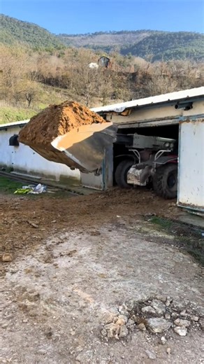 The operator is using the excavator brilliantly. #shorts