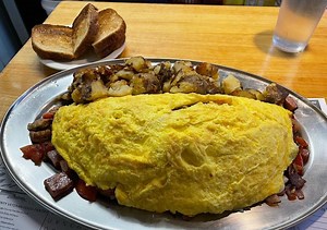 Rise & Dine Cafe's "Wolverine" Omelet Challenge - FoodChallenges.com