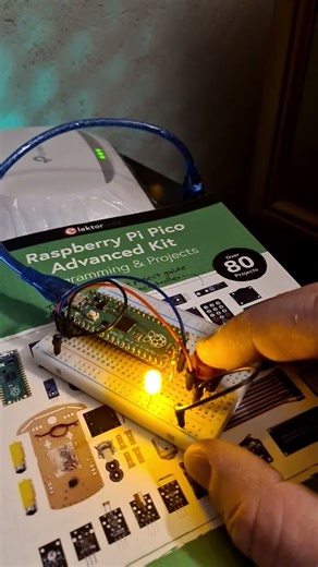 Night 3 - btn software debouncing ... #raspberrypi by the book from ‪@ElektorTV‬