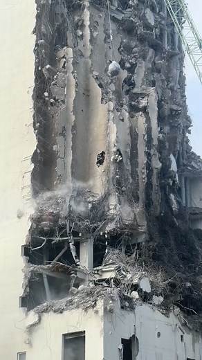 Würzburgs größte Abrissbaustelle!🚧🏗️ Mittlerweile steht das alte RKW Gelände in Zell in Schutt und Asche! Wie weit die Abrissarbeiten sind und wie es weitergeht hört ihr bei uns im Gong Programm. 🎙️ | Radio Gong Würzburg