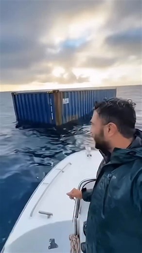 Daniel Gleich on Instagram: "2001년 개봉한 영화 “A Beautiful Mind”는 단순히 천재 수학자의 삶을 다룬 작품이 아니라, 인간이 내면의 혼란 속에서도 어떻게 사랑과 신뢰로 자신을 되찾아가는지를 보여주는 깊은 이야기입니다. 화려한 계산 장면보다 존 내쉬가 마음속 그림자를 이겨내려는 순간들이 훨씬 더 오래 기억에 남죠. 특히 그가 현실과 환상 사이에서 흔들리면서도 끝까지 아내를 향한 마음을 놓지 않는 모습은 묘하게 가슴을 저릿하게 만듭니다. 이 영화에서 감정을 완성시키는 요소는 바로 잔잔한 피아노 선율과 차분한 배경음악입니다. 처음에는 조용히 스며들지만, 어느 순간 관객도 모르게 내쉬의 감정에 같이 잠기게 되죠. 후반부, 아내가 내쉬의 손을 잡아주던 장면에서는 음악과 화면이 자연스럽게 겹쳐지면서 눈시울이 뜨거워지는 경험을 하게 됩니다. 많은 이들이 “이 장면만 떠올려도 이상하게 마음이 찡하다”고 말하는 이유도 그 때문일 겁니다. 이 영화가 여러 상을