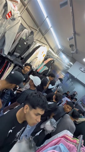 DRIP & STREETWEAR on Instagram: "La mafia DRIPEANDOSE desde temprano en LA CASA DEL DRIP para estar RYR en NAVIDAD 🥷🎄💎 📍 GAMARRA // Galería Católica, 3er piso (Av. Isabel La Católica 1588) 📍 GAMARRA // C.C. El Paraíso, 4to piso – Tienda A-416 GALOI (Jr. Antonio Bazo 805) #galoi #drip #gamarra #mafia #gamarra"