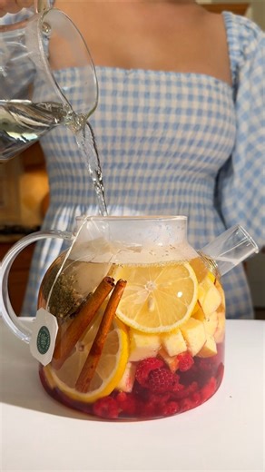 🛒 Ingredients (for 30 oz / 887 ml Teapot — about 3 ¾ cups) • 1 cup (120 g) frozen raspberries 🍇 • 1 ½ cup (180 g) small cubed apple 🍎 • 1 inch ginger 🫚 • 3 lemon slices 🍋 • 2 cinnamon sticks (3 inch) 🌿 • 2 echinacea tea bags 🍃 • 1 lemon slice (for garnish) 🍋 • 1 tsp honey (in the cup) 👩‍🍳 Instructions: 1️⃣ Add raspberries, apples, ginger, lemon slices, cinnamon sticks, and echinacea tea bags into a 30 oz teapot. 2️⃣ Heat water to about 175–185°F (80–85°C) — hot but not boiling to prese