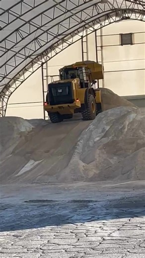 This 966 wheeled loader is stacking salt at our Rochester, NY salt barn—because yeah, it’s still August and 80° ☀️, but when winter crashes the party ❄️, upstate NY will be ready! 🔗 https://hubs.la/Q03wtrTz0 #MiltonRentsRochesterNY #CATEquipment #SaltBarn #UpstateNYEquipment | Milton Rents