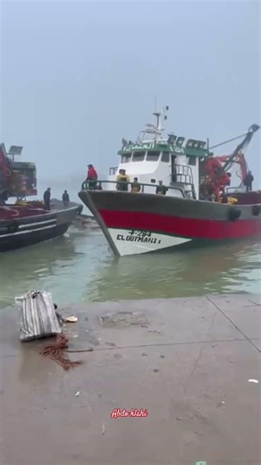 عودة مركب الصيد بعد ليلة في عرض البحر ⚓🌊.