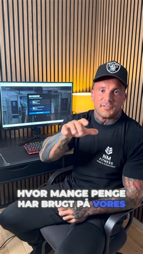 Nicki Mahler on Instagram: "💸 Når din kone opdager, hvad du har brugt pengene på… Lige inden vi lander i Dubai, finder Christina ud af, hvor mange penge jeg har brugt på min egen fødevaredatabase og kostprogram (ja, jeg arbejder for hende😂) Stemningen var… spændende 😅 Men hør lige hvorfor det faktisk giver mening: Skyr er ikke bare skyr. Nogle varianter har 41 kcal pr. 100 g – andre 81 kcal. Det er næsten dobbelt forskel. Hvis jeg bare gættede på fødevarer i kostplaner, kunne dine kalorier ra