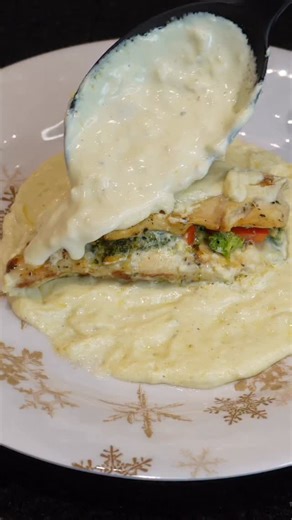 Estas Pechugas de Pollo Rellenas en Salsa Alfredo van a ser un éxito en tu cena de Navidad 🎅🏻🎄 Ingredientes: - 1 taza de Queso Gouda rallado - 2 dientes de Ajo - 1 ½ taza de Brócoli - ½ Pimiento Rojo - 2 cdas. Crema Ácida - 1 taza de Media Crema - Pimienta Negra - Sal - Ajo en polvo - 1 cdita. de Nuez Moscada - 2 cdas. de Mantequilla - Pechugas de Pollo - 1 taza de Caldo de Pollo - 1 taza de Queso Parmesano El video completo esta en mi canal de YouTube 📹 #RecetasNavideñas #CenaNavideña #Cena