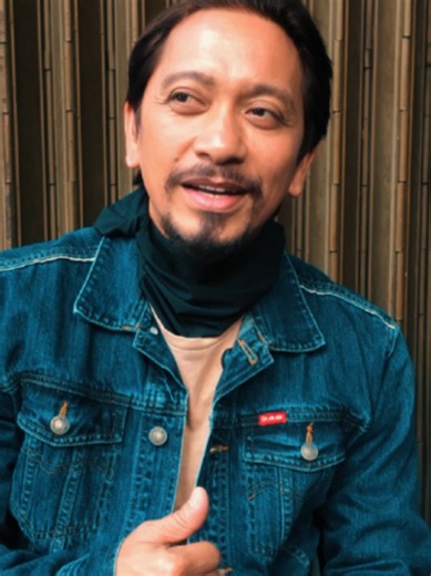 Umiinit na ang usapan! 🔥 Marami na ang naghihintay sa pagbabalik ni Jhong Hilario bilang ‘Django’ sa #Sigabo, ang malupet na kalaban na haharapin ni Gabo! ‘Wag pahuhuli sa kanilang matinding salpukan, sa Coco Martin’s Sigabo sa June 22 na sa Primetime Bida! #jhonghilario #cmsigabo #cocomartin