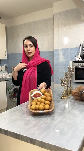 ‎زهرا نوری/روزمرگی/آشپزی/خانه داری‎ on Instagram‎: "❌دیگه نری از رستوران بخریا❌ تو‌پک سیب زمینی پنیری و‌خودت تو‌خونه درست کن😋 @homee.zahra @homee.zahra @homee.zahra مواد لازم👇🏼 سیب زمینی ۴ عدد پنیر پیتزا به مقدار لازم نشاسته ذرت ۲ ق غ آرد سوخاری ۱ ق غ ادویه(نمک/پاپریکا/پودرسیر/آویشن/فلفل)به مقدار لازم #فست_فود#آموزش#روزمرگی#خوشمزه#آشپزخانه#غذا#آشپزی#توپک_سیب_زمینی"‎