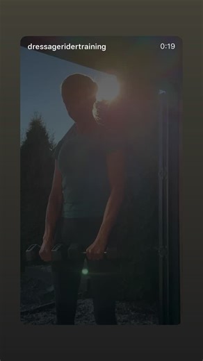 Soft hands don’t start with your reins — they start with your posture. Because when your shoulders are tight and your chest is closed, your hands can’t help but follow. But when your upper body is strong, open, and balanced… everything softens. These are a few of my favourite posture resets from our Upper Body Alignment Program — small, simple moves that completely change how your contact feels. They’re not about forcing positions, but training your body to hold itself with ease — so your hands 