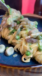 Hai mai provato la VIGNAROLA!? Con la pasta fresca è uno spettacoloooo! Un ricco condimento con verdure primaverili, arricchita da guanciale e una spolverata di pecorino per una nota di sapore decisa! Te ne innamorerai!❤️ te fidi?😜 Ingredienti per 2px 240g fettuccine 2 carciofi 100g fave 100g piselli 1 cipollotto 1/2 lattuga romana 2 fette di guanciale 40g pecorino #domenica #pranzodelladomenica #vignarola | Meschini Chef