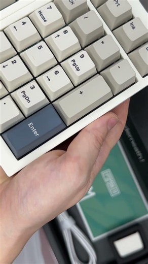 EPOMAKER RT98 - A retro modular keyboard with a mini TV?