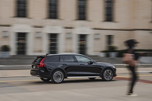Tested: 2023 Volvo V60 Cross Country B5 Goes against the Crowd