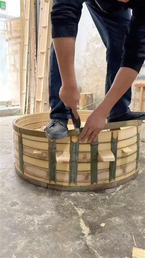Making bamboo steamers: Finely crafted bamboo weaving to ensure durability and good steam conduction
