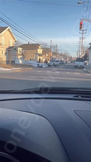 Operativos esta mañana en Nueva Jersey Esta mañana, lunes 2 de marzo, se reportaron operativos en Springwood Avenue, Asbury Park y en Ridge y Bangs Avenue, Neptune. En Asbury Park, una minivan quedó abandonada tras la detención de quienes la conducían. En Neptune, también se reportó la detención de varias personas que se movilizaban en otra van. ℹ️ Información preliminar y no oficial. Compartimos con fines informativos para mantener a nuestra comunidad atenta. Difundamos para que familiares o am